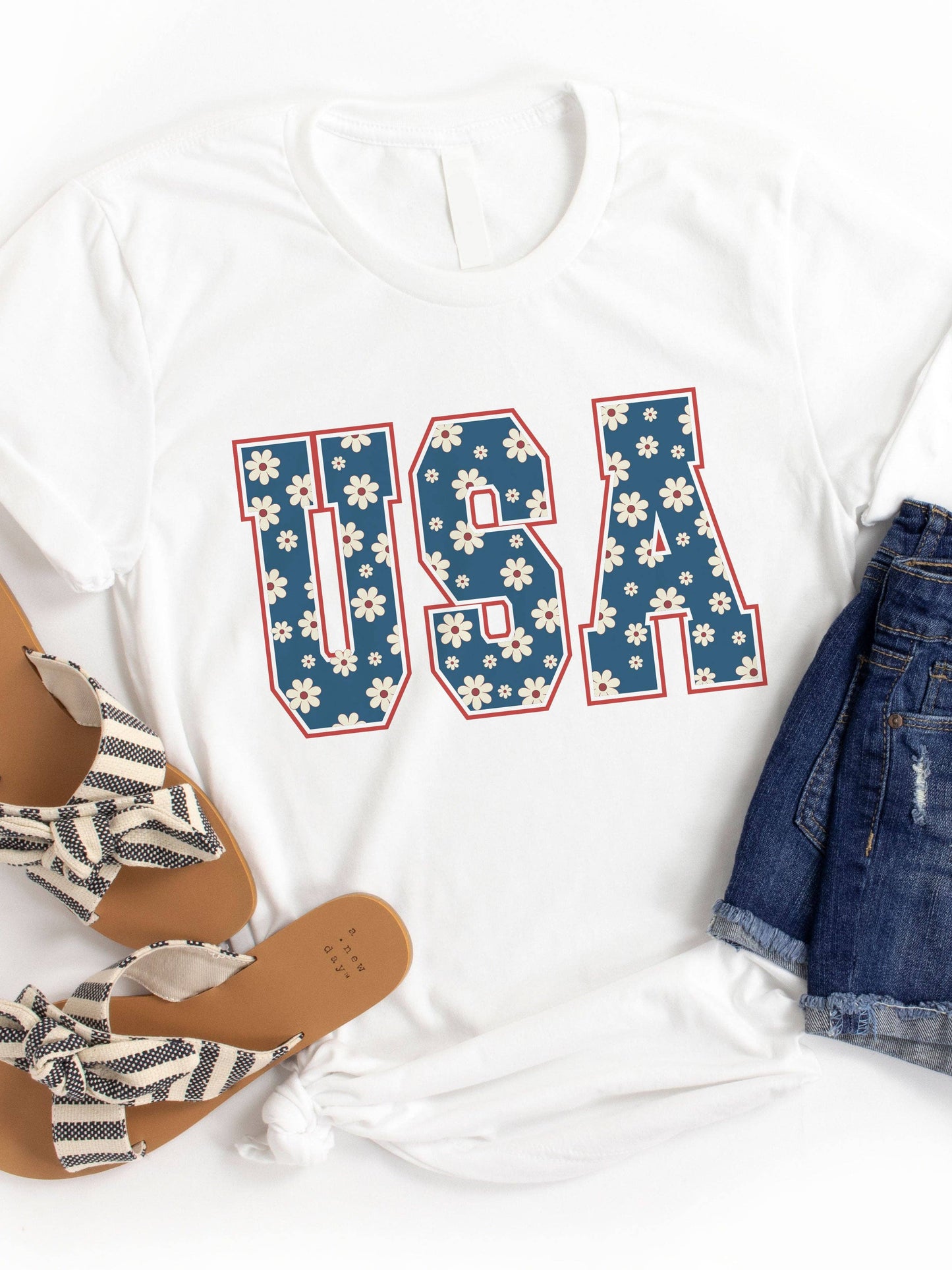 GRAPHIC TEE: USA Daisy Pattern Graphic Tee