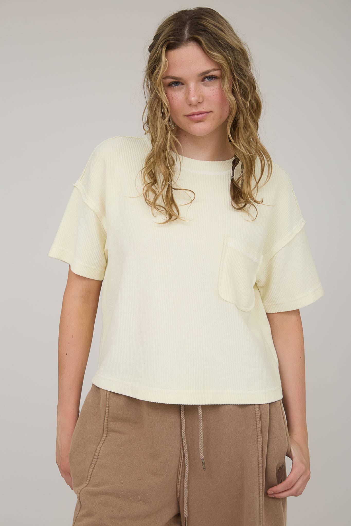 TOPS: WASHED RIBBED SHORT SLEEVE TEE WITH POCKET