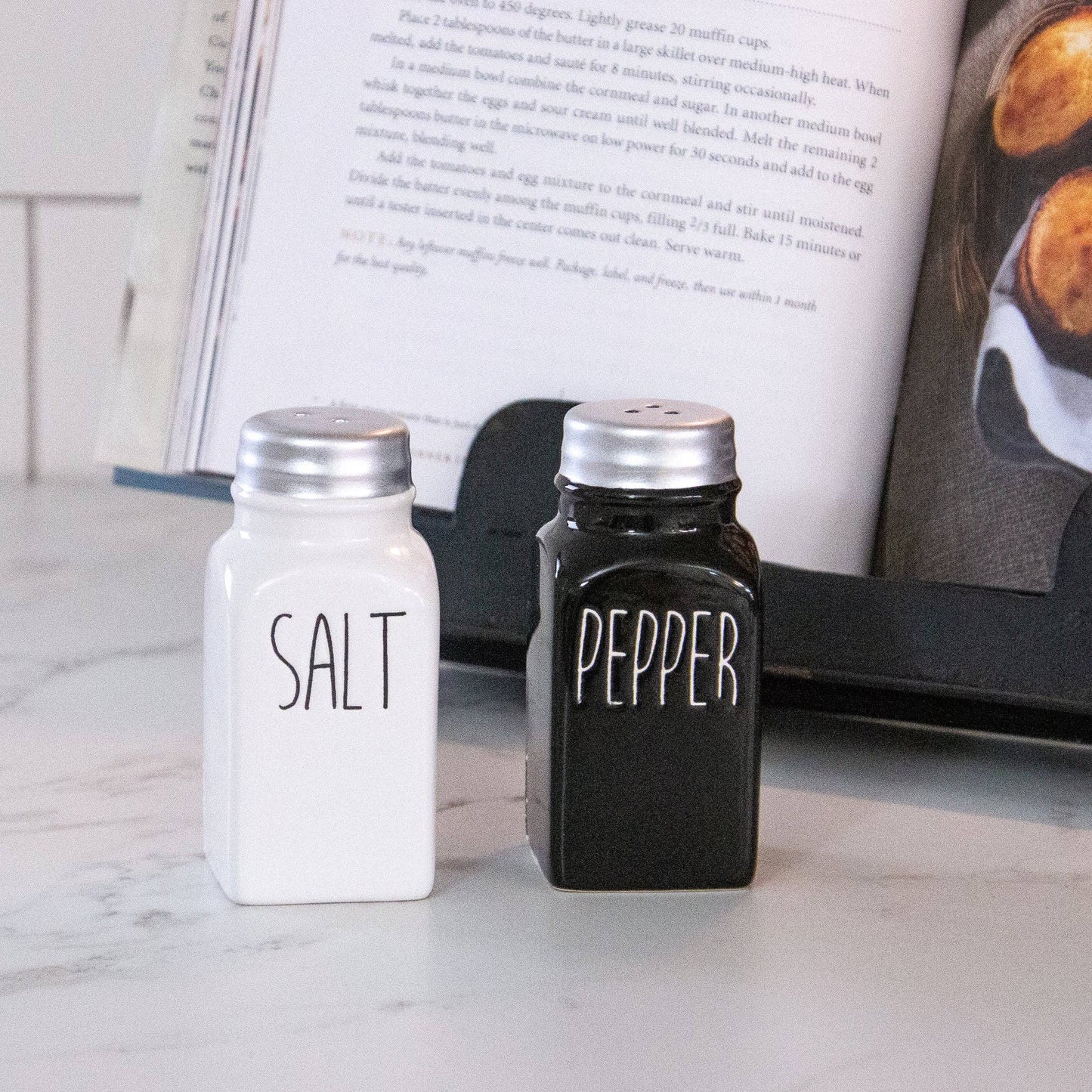 Salt And Pepper Shakers - Black And White (Pk/02 Pr)
