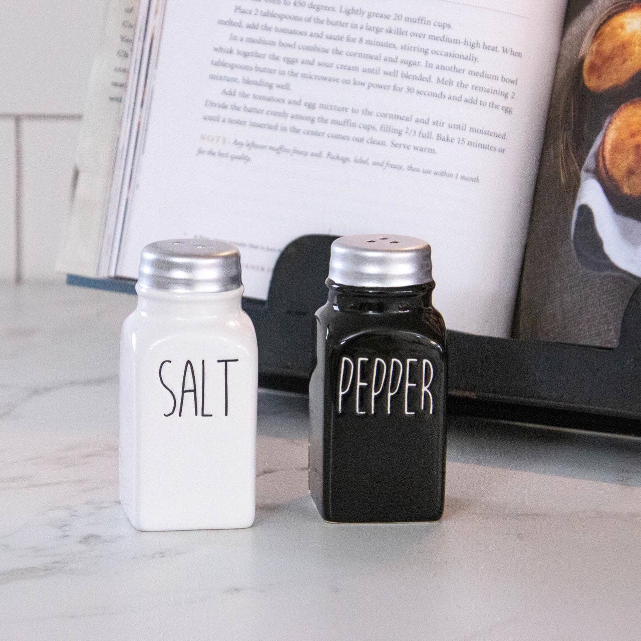 Salt And Pepper Shakers - Black And White (Pk/02 Pr)
