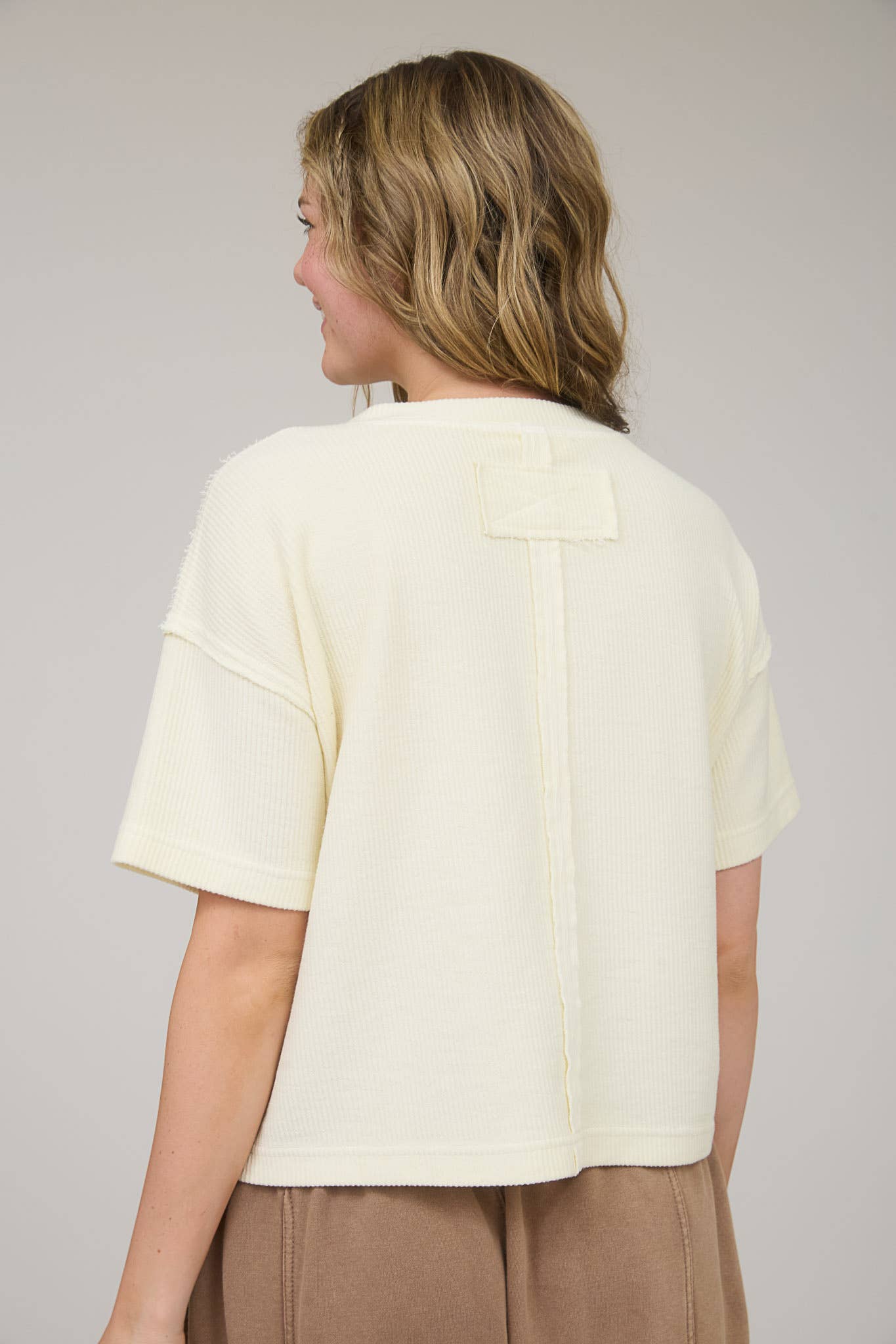 TOPS: WASHED RIBBED SHORT SLEEVE TEE WITH POCKET