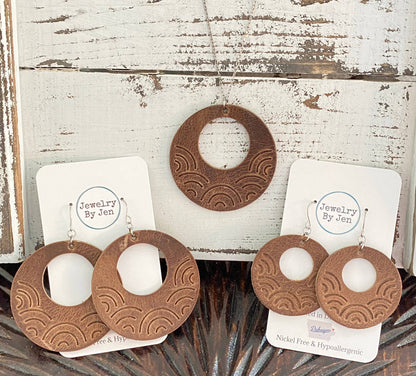 Jewelry: Embossed Large Rainbow Circle: Vintage Cowboy