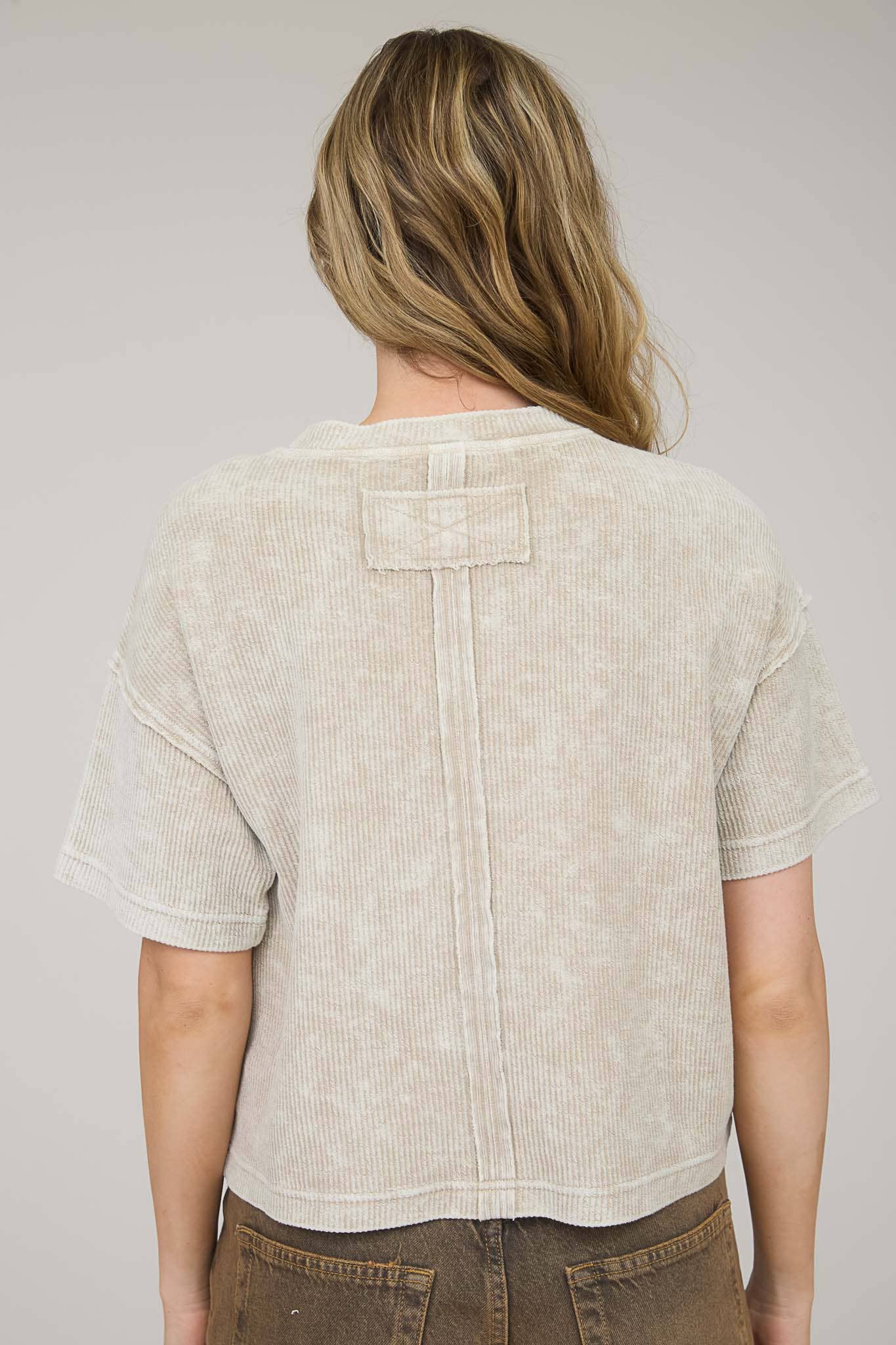 TOPS: WASHED RIBBED SHORT SLEEVE TEE WITH POCKET