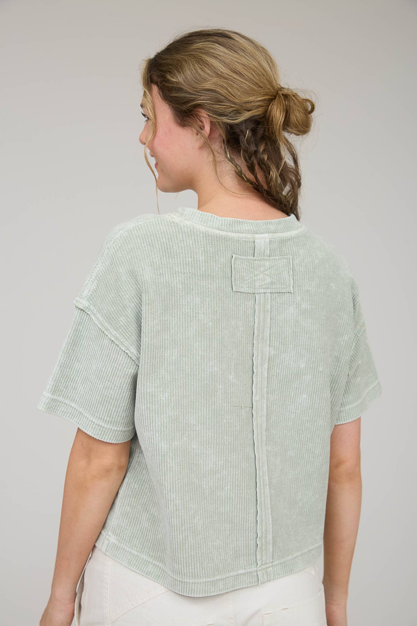 TOPS: WASHED RIBBED SHORT SLEEVE TEE WITH POCKET